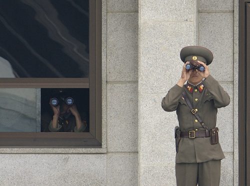 북한: 2년 넘는 구금 끝에 임현수 목사 석방